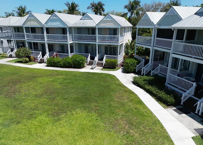 Blue House Getaway - Waterfront Villa In Duck Key